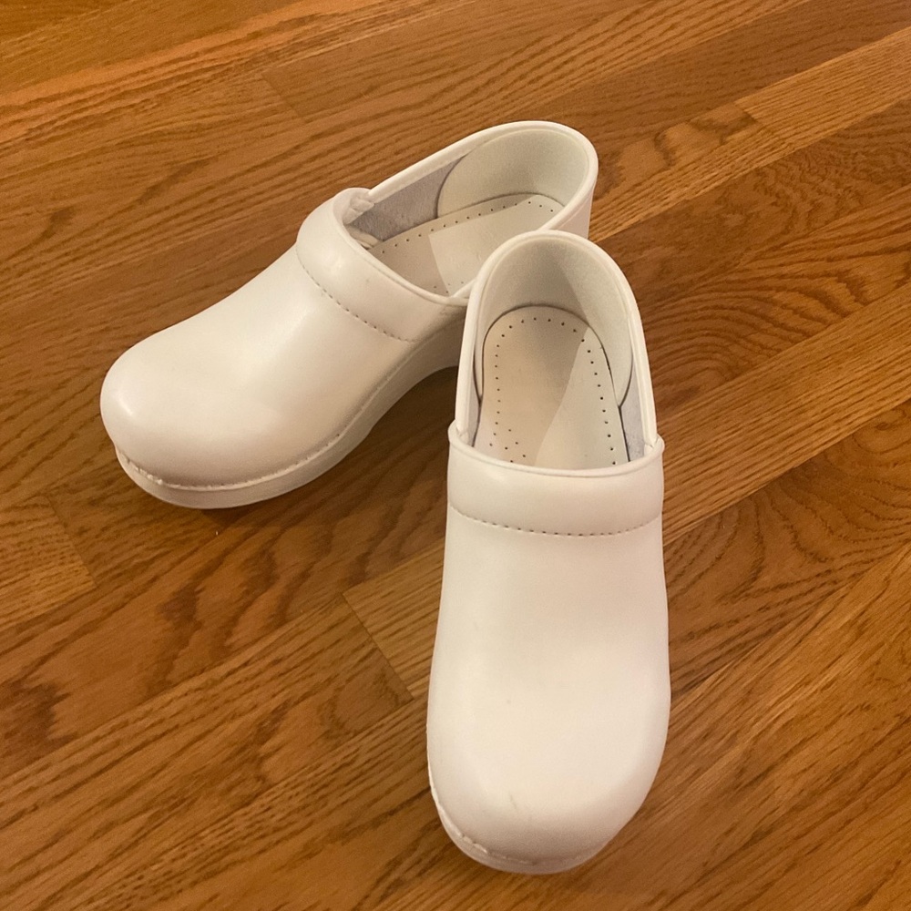 Dansko- Dansko's flagship classic for all-day comfort in white. Size 7/37 - Picture 3 of 8